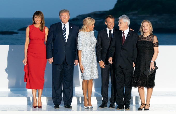Au G7 d’août 2019 à Biarritz, de gauche à droite: trois chefs de l’État et leurs épouses, Melania et Donald Trump (États-Unis d’Amérique), Brigitte et Emmanuel Macron (France), Sebastián Piñera et Cecilia Morel (Chili)