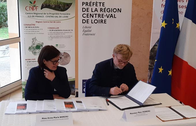 Signature de neuf SRGS. Anne-Marie Bareau (à gauche), présidente du Centre national de la propriété forestière, et Marc Fesneau (à droite), ministre de l’Agriculture (crédit photo: Gael Legros/CNPF)