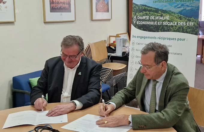 Signature de la charte. À gauche, Gérard Napias, président de la FNEDT. À droite, Bertrand Servois, président de l’UCFF (crédit photo: FNEDT)