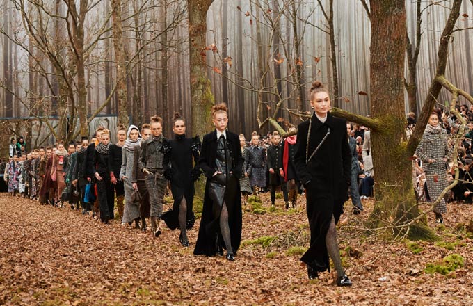 Défilé de mode Chanel dans un décor de forêt, le 6 mars 2018