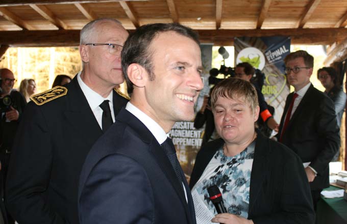 Emmanuel Macron dans le village des Voivres, le 18 avril 2018 après-midi. À sa gauche, Meriem Fournier, directrice d’AgroParisTech-Nancy