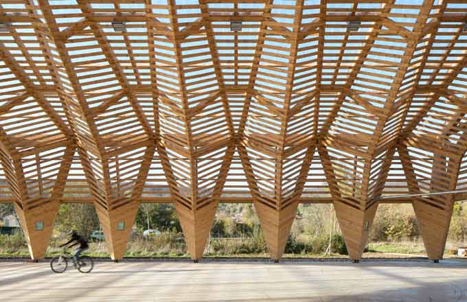 Halle modulable réalisée en douglas lamellé-collé en Moselle. Lauréat du Prix national de la construction bois 2021 (crédit photo: Olivier Mathiotte Photographe)