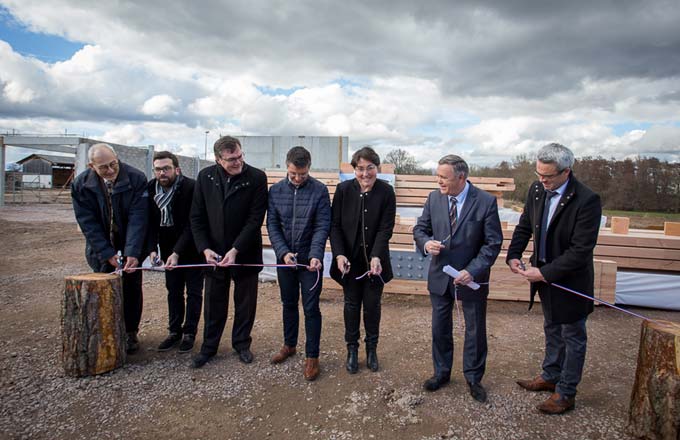 Lancement du chantier de construction bois de l’atelier de maintenance Mecafor d’Autun. De gauche à droite : Yves Rambaud, président de CFBL, Vincent Chauvet, maire d’Autun, Rémy Rebeyrotte, député de Saône-et-Loire et coprésident du groupe forêt-bois de l’Assemblée nationale, Sylvain Mathieu, vice-président de la région Bourgogne-Franche-Comté, Marie-Claude Barnay, présidente du Grand Autunois Morvan, Éric Boucourt, sous-préfet d’Autun, Frédéric Brochot, vice-président du conseil départemental de Saône-et-Loire