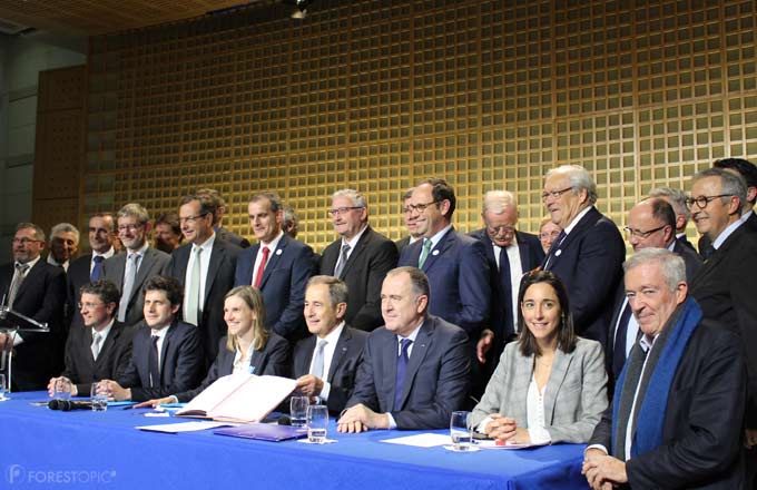Signature du contrat stratégique de la filière bois 2018-2022, en présence de quatre ministres