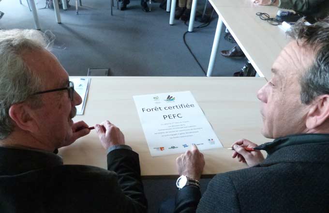 Signature d’un document affichant l’engagement de la communauté de communes Cotelub à faire certifier les forêts communales par l’intermédiaire des maires. Paul Fabre (à gauche), président de Cotelub, et Jean-François Lovisolo (à droite), son vice-président et maire de La-Tour-d’Aigues