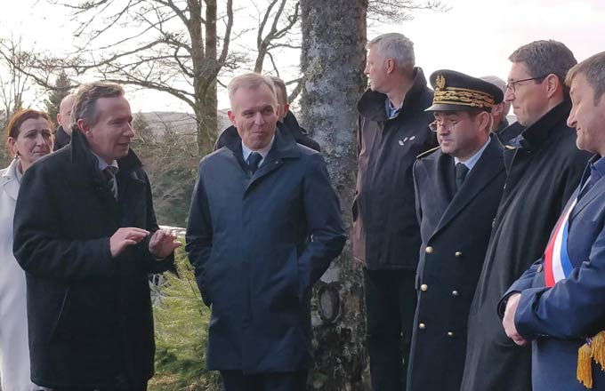 François de Rugy (au centre) lors de sa visite sur le plateau de Millevaches, le 11 février 2019