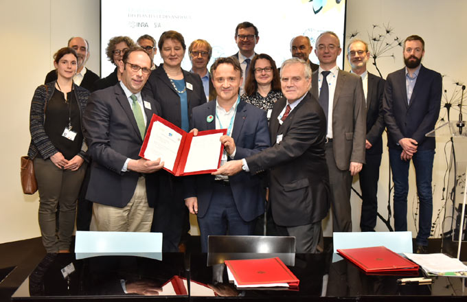 Signature de la première convention tripartite entre CNPF, INRA et Irstea. Au premier plan, de gauche à droite: les présidents respectifs des trois structures, Antoine d’Amécourt, Philippe Mauguin, Marc Michel