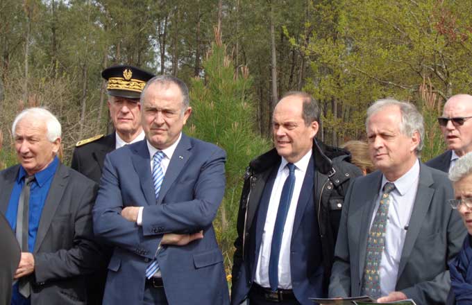 De gauche à droite, Marc Ducom, maire d’Ychoux, Frédéric Veaux, préfet des Landes, Didier Guillaume, ministre chargé des forêts, Bruno Lafon, président du SSSO, Philippe de Guenin, directeur de la Draaf Nouvelle-Aquitaine, Genviève Darrieussecq, secrétaire d’État auprès de la ministre des Armées et conseillère municipale à Mont-de-Marsan