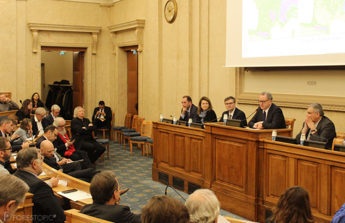 Colloque du 7 novembre 2019 à l’Assemblée nationale. De gauche à droite à la tribune: les parlementaires Franck Menonville, Anne-Catherine Loisier, Rémy Rebeyrotte, Richard Ferrand, Laurent Furst (crédit photo: CC/Forestopic)