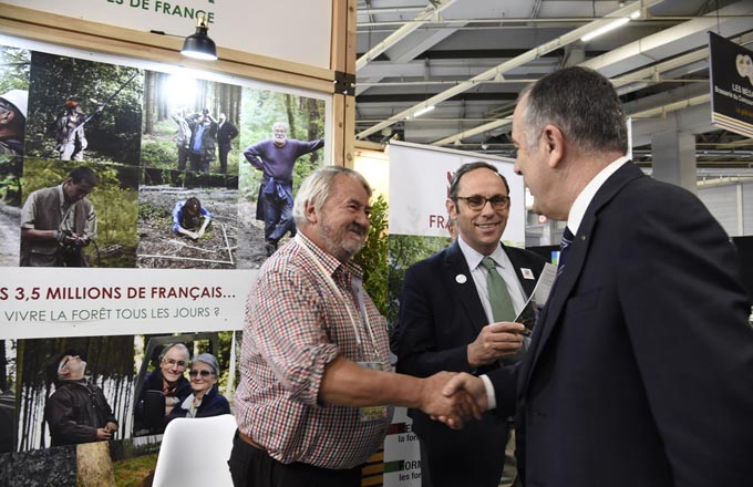 Didier Guillaume, ministre de l’Agriculture (à droite), Antoine d’Amécourt, président de Fransylva (au centre), Frédéric Georges Roux, président de Fransylva Provence-Alpes-Côte d’Azur (à gauche), le 1er mars 2019 au salon de l’agriculture, à Paris