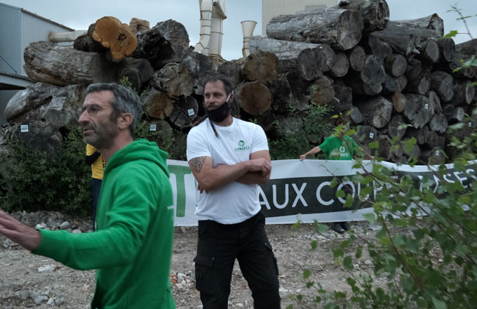 Action de Canopée et d’autres association chez le fabricant de granulés de bois Biosylva début juin 2020 (crédit photo: Canopée)