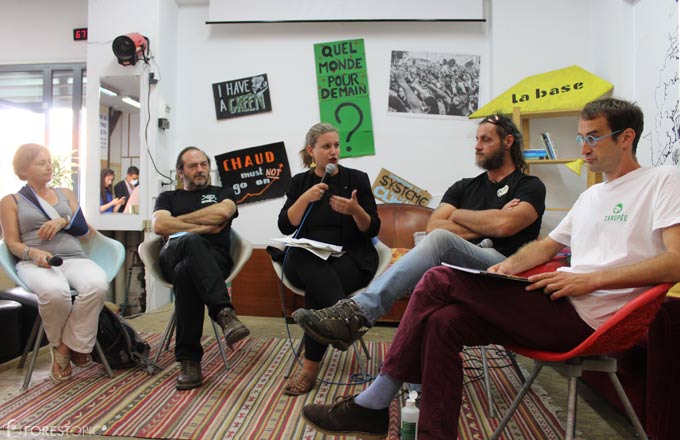 De gauche à droite: Muriel Raulic, membre de la Convention citoyenne pour le climat, Régis Lindeperg, membre de SOS Forêt, Mathilde Panot, députée, Nicolas Henri, membre d’Adret Morvan, Sylvain Angerand, fondateur de Canopée, lors d’une conférence de presse à Paris, le 22 juillet 2020 (crédit photo: CC/Forestopic)