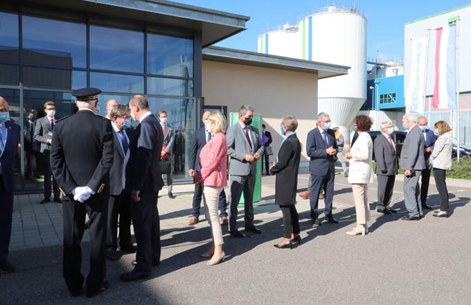 Visite de Pavatex par une délégation gouvernementale, en présence d’élus locaux (crédit photo: Pascal Bodez/région Grand Est)