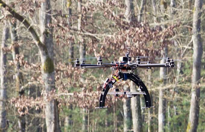 Les drones sont de plus en plus présents en forêt (crédit photo: Florent Gallois/CNPF)
