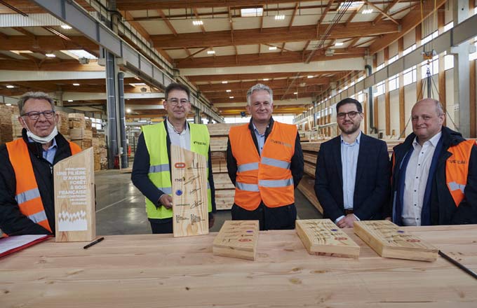 De gauche à droite: Pierre et Jean Piveteau, dirigeants éponymes de Piveteaubois, Nicolas Borit, directeur général délégué de Bouygues Construction en charge de Bouygues Bâtiment France Europe, Jérôme Martinez, responsable de la marque «Bois de France», Nicolas Douzain, délégué général de la Fédération nationale du bois (crédit photo: JJ Bernier/Bois de France)