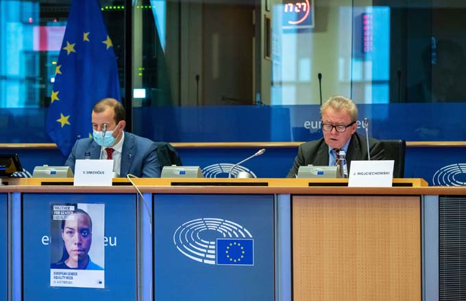 Les commissaires européens Virginijus Sinkevičius, à gauche, et Janusz Wojciechowski, à droite (crédit photo : Émilie Gomez/Union européenne 2021. Source: EP)
