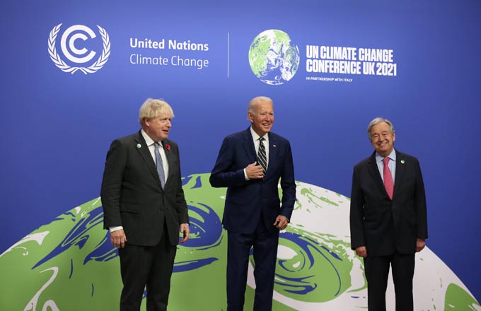 À la COP26, le premier ministre britannique, Boris Johnson, le président des États-Unis d’Amérique, Joe Biden, et le secrétaire général des Nations Unies, António Guterres (crédit photo: UN Climate Change / Kiara Worth)