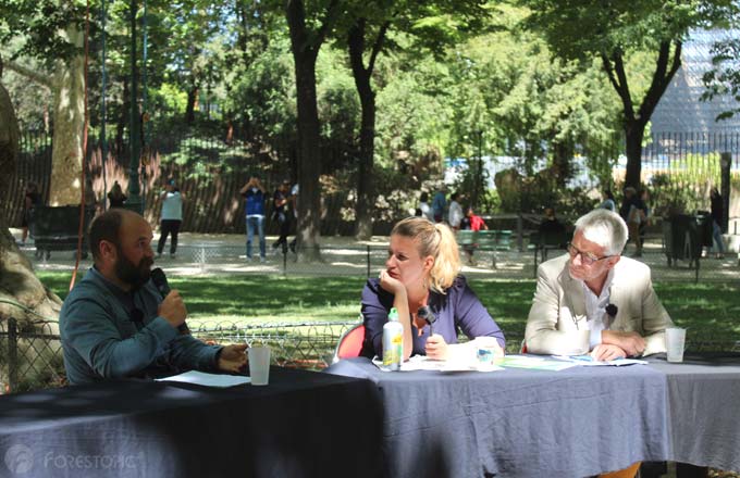 De gauche à droite, Vincent Joseph, gestionnaire forestier, et les députés Mathilde Panot et Hubert Julien-Laferrière (crédit photo: CC/Forestopic)