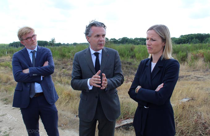 De gauche à droite: Marc Fesneau, ministre de l’Agriculture et de la Souveraineté alimentaire, Christophe Béchu, ministre de la Transition écologique et de la Cohésion des territoires, Bérangère Couillard, secrétaire d’État chargée de l’écologie, en forêt de Sénart (crédit photo: CC/Forestopic)