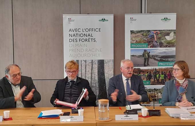 Signature, le 13 décembre 2022, de la convention FNCOFOR-ONF. De gauche à droite: Dominique Jarlier, président de la FNCOFOR, Marc Fesneau, ministre de l’Agriculture, Jean-Yves Caullet et Valérie Metrich-Hecquet, respectivement président et directrice générale de l’ONF (crédit photo: Christiane Baroche/ONF)