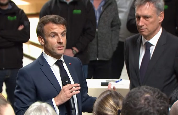 Emmanuel Macron chez Mathis, le 19 avril 2023. À droite, Frank Mathis, PDG éponyme de l’entreprise (crédit photo: Élysée)