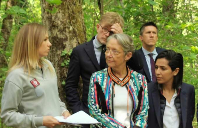 Au parc national de forêts, Élisabeth Borne (au centre), Sarah El Haïry (à sa gauche), Marc Fesneau (derrière elle) (crédit photo: Parc national de forêts)