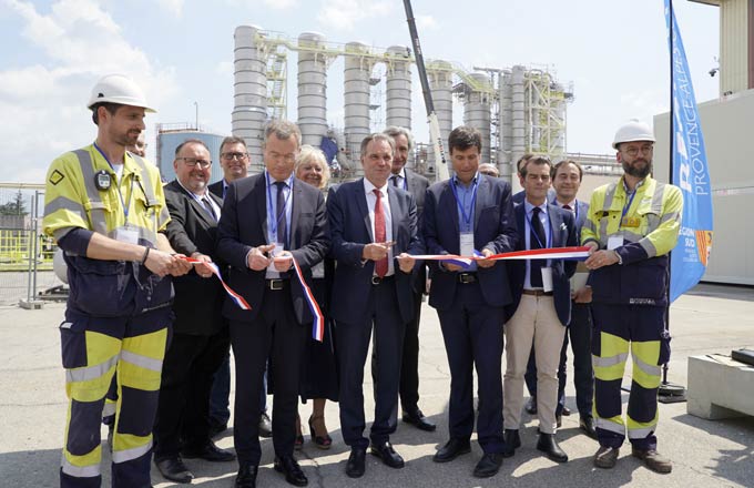 Inauguration de BioWatt. Au premier rang (de gauche à droite): Christophe Mirmand (préfet de la région Provence-Alpes-Côte d’Azur, préfet des Bouches-du-Rhône), Renaud Muselier (président de Provence-Alpes-Côte d’Azur, président délégué de Régions de France), Jean-François Guillot (PDG de Fibre Excellence). En arrière-plan, les évaporateurs (photo: droits réservés)