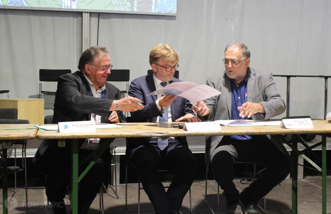 De gauche à droite, Gérard Napias, Marc Fesneau, Dominique Jarlier (crédit photo: CC/Forestopic)