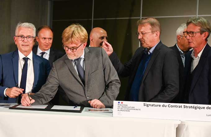 Signature du contrat stratégique de la filière bois 2023-2026. Au premier plan, le ministre de l’Agriculture, Marc Fesneau (crédit photo: agriculture.gouv.fr)