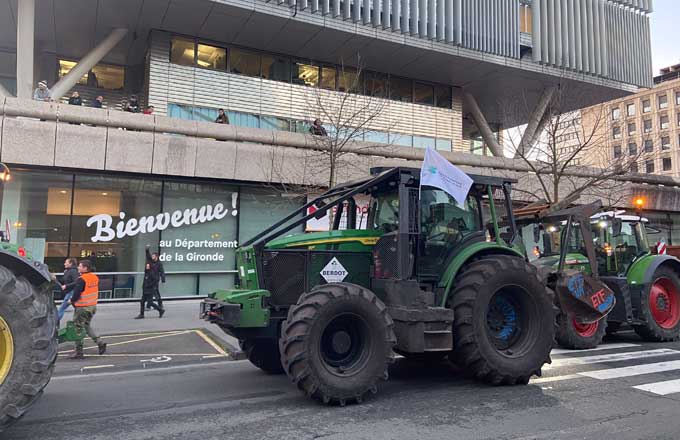 Engins forestiers ayant rejoint les manifestations des agriculteurs à Bordeaux, le 25 janvier (photo ETF NA)
