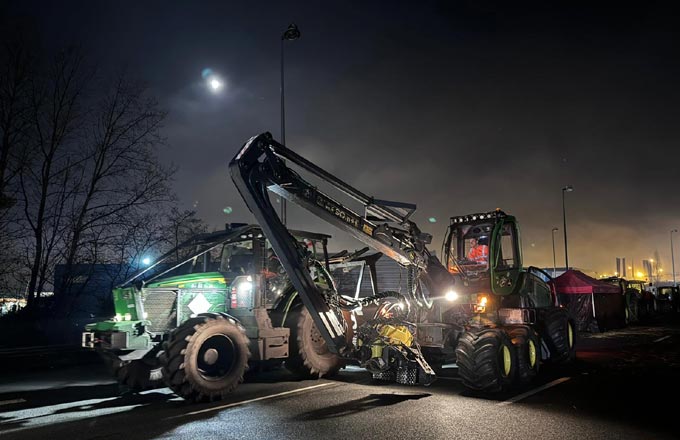 L’entrepreneur de travaux forestiers Steve Cazorro ayant rejoint le mouvement agricole, avec une abatteuse (crédit: FNEDT)