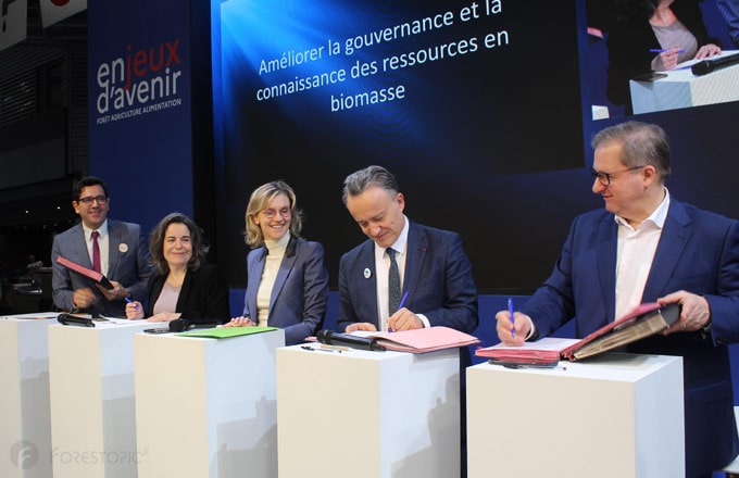 De gauche à droite: Sébastien Soriano (IGN), Christine Avelin (FranceAgriMer),  Agnès Pannier-Runacher (ministre), Philippe Mauguin (Inrae), Sylvain Waserman (Ademe) (crédit photo: CC/Forestopic)