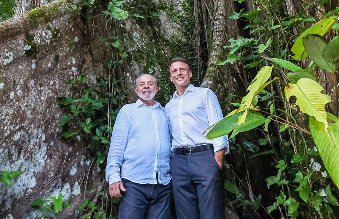 Les présidents Lula da Silva et Emmanuel Macron au pied d’un sumaúma (ce qui se traduirait par «arbre fromager»), sur l’île de Combu, en forêt amazonienne (crédit photo: Ricardo Stuckert/Présidence de la République brésilienne)