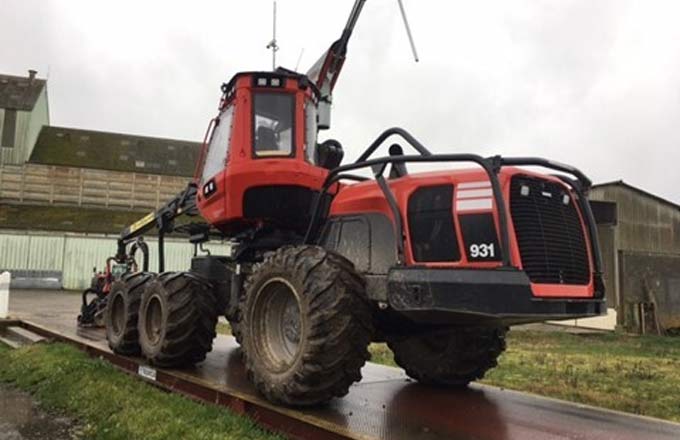 Vérification du poids d’une machine (une abatteuse Komatsu 931.3) sur un pont bascule homologué, dans le cadre du programme ESPR (photo: droits réservés)