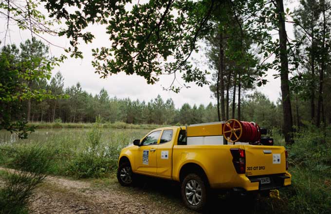 Pick-up de surveillance DFCI (défense des forêts contre l’incendie), à proximité d’un point d’eau (crédit photo: DFCI Aquitaine/Narriman Mohammad)