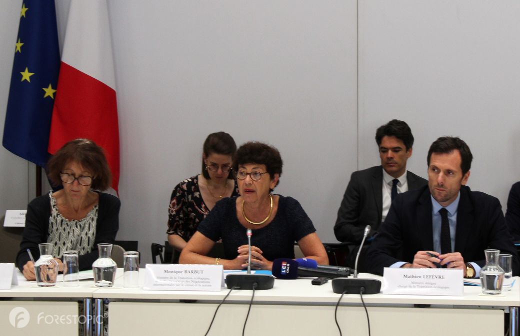 De gauche à droite au premier rang: Anne Clerc, déléguée interministérielle forêt-bois; les ministres Monique Barbut et Mathieu Lefèvre (crédit photo: CC/Forestopic)