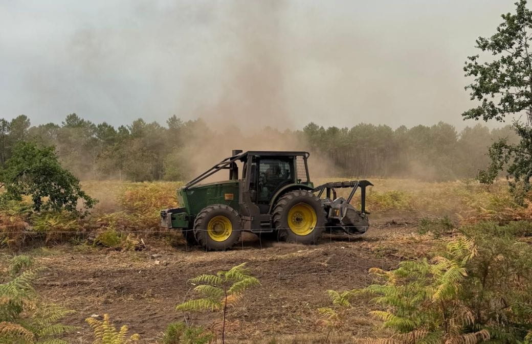 Tracteur équipé de broyeur, mis à contribution dans la lutte contre l’incendie de Saumos (crédit photo: Bois de Gascogne)