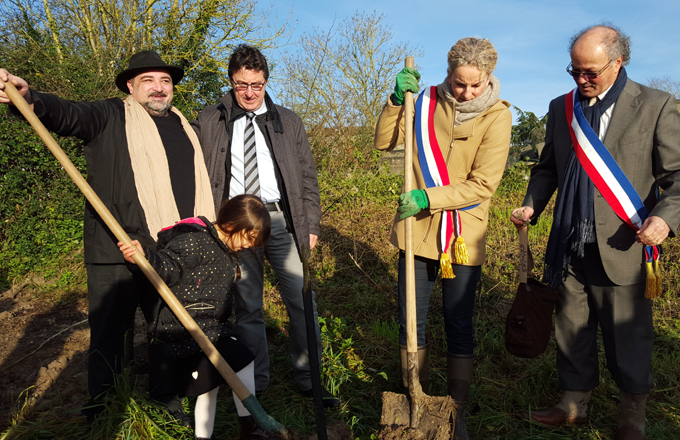 Plantation mémorielle à Sansais-la-Garette, avec Delphine Batho (photo DR)