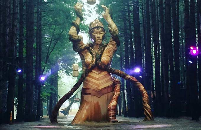 «Lady Devine». Sculpture de Daniel Popper, haute de 8 mètres, composée de bois, cordes et vigne, avec une structure en acier. À l’Electric Forest Festival 2016, Rothbury, Michigan, États-Unis d’Amérique