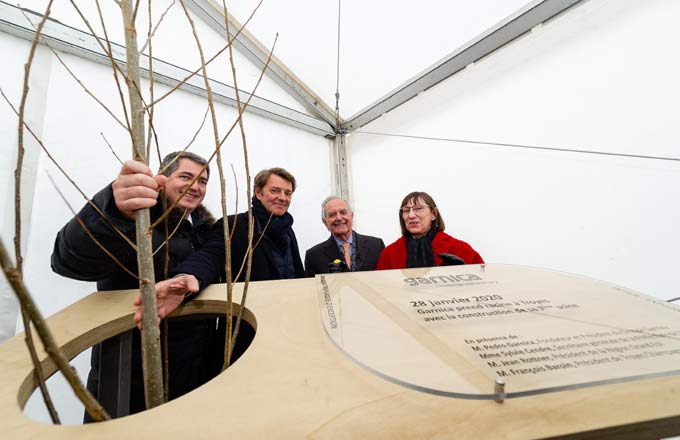 Jean Rottner, président de la région Grand Est, François Baroin, président de Troyes Champagne Métropole, Pedro Garnica, président du groupe Garnica et Sylvie Cendre, secrétaire générale de la préfecture de l’Aube, lors du lancement de la construction de l’usine Garnica à Troyes (crédit photo: Sylvain Bordier/Garnica)