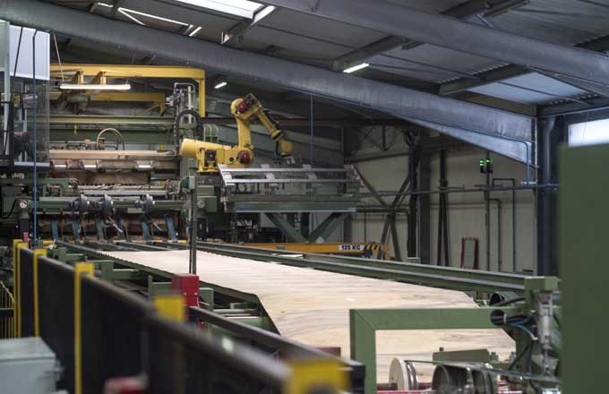 Dérouleuse chez Joubert Plywood (photo: Joubert Plywood)