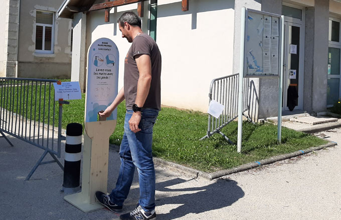 Du bois pour fabriquer des bornes de gel hydroalcoolique, des masques  anti-postillons et même des antiviraux