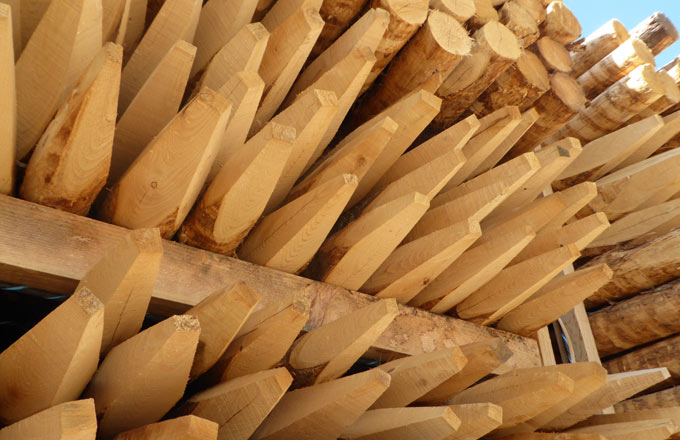 Production de piquets en bois (crédit photo: AFB)