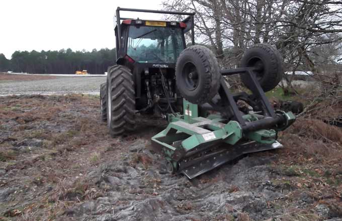 Dans les forêts de plantations du massif des Landes de Gascogne, la préparation mécanisée du sol vise notamment à couper court à la végétation qui sinon concurrence les jeunes plants de pins maritimes (crédit photo: SSSO)