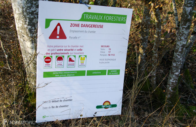 Chantier forestier présenté à la presse en Côte-d’Or et son panneau non renseigné