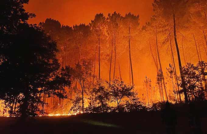 Incendie ravageant des forêts du massif des Landes de Gascogne à l’été 2022 (crédit photo: département de la Gironde)