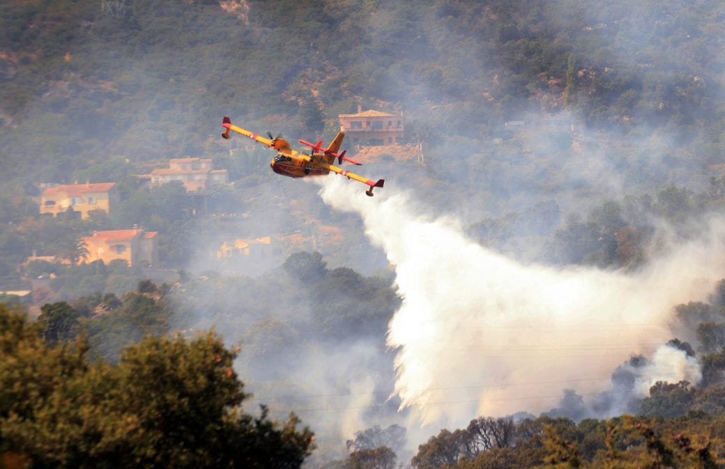 Avion Canadair en intervention (crédit photo: Jean-Marie Maillet/Adobe Stock)