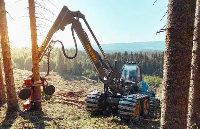 Engin forestier (abatteuse Rottne H21D) équipé de tracks à tuiles plates et larges de type TXL Clark, visant à limiter la pression sur les sols (crédit photo: Andreas Astlund)