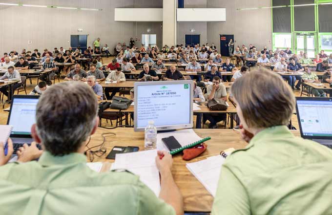 Les ventes de gré à gré par soumissions pourront continuer à se dérouler en salles, en parallèle à la dématérialisation des procédures (crédit photo: Giada Connestari/ONF)