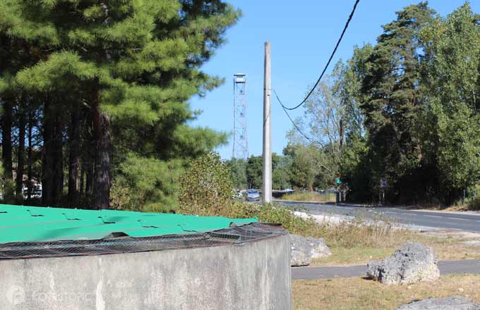 En Gironde, réserve d’eau et, en arrière plan, tour de surveillance, dans le cadre de la gestion du risque des feux de forêt (crédit photo: CC/Forestopic)